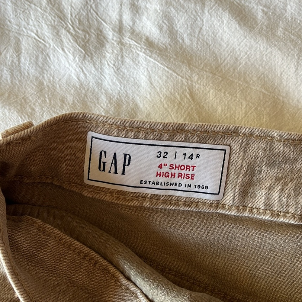 Gap High Rise short 4” tan size 14r/32 - Picture 4 of 4